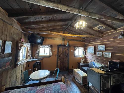 een woonkamer met een tafel en stoelen in een huis bij The Renovated Barn at Seneca Rocks in Seneca Rocks