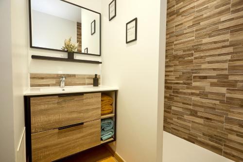 a bathroom with a sink and a mirror at Maison spacieuse 4 chambres à Bonnard in Bonnard
