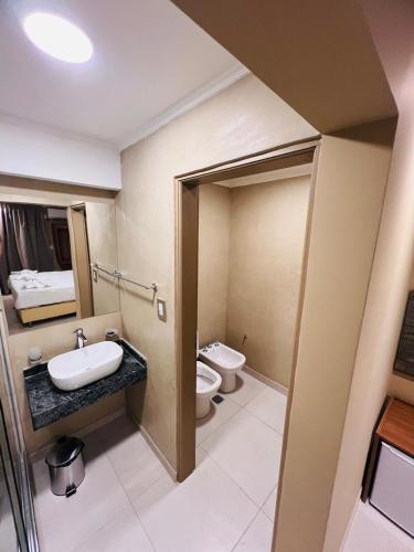 ein Badezimmer mit Waschbecken und Toilette in der Unterkunft Hotel Mosqoy in Belén
