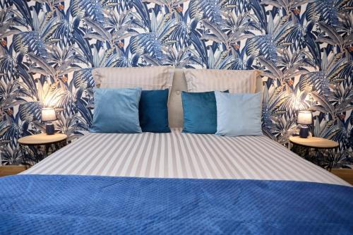 a bedroom with a bed with blue and white pillows at Maison spacieuse 4 chambres à Bonnard in Bonnard