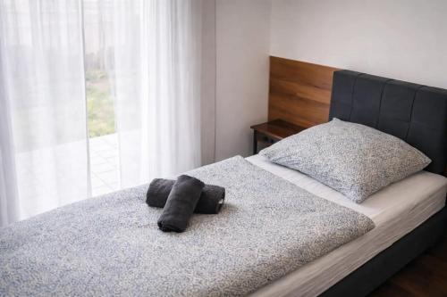 een bed met twee handdoeken erop bij ApartDays Sarstedt in Sarstedt