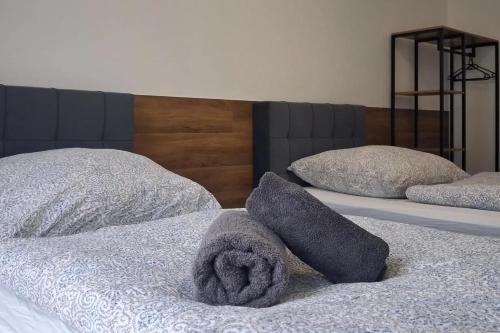 twee bedden met kussens en handdoeken erop bij ApartDays Sarstedt in Sarstedt