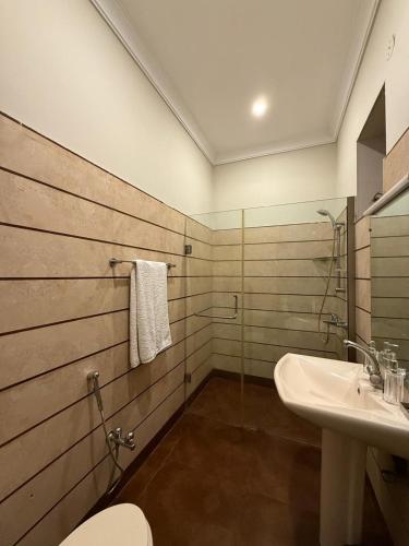 een badkamer met een wastafel en een toilet bij Qayaam Lodges in Islamabad