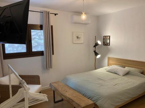 Habitación doble con baño grande privado en piso compartido