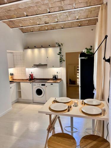 Cozy Barceloneta Beach Flat - Newly Renovated