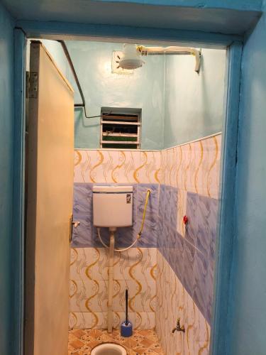 a bathroom with a toilet in a room at WMSAJ HOMEs in Narok