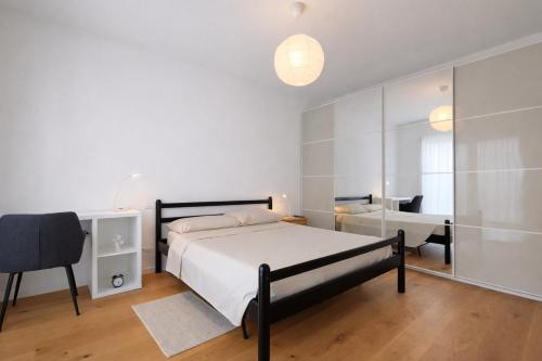 a bedroom with a bed and a desk and a chair at Agriturismo Casa Bregalda in Castelgomberto