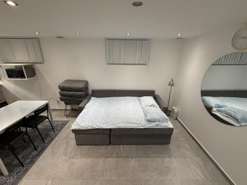 En eller flere senge i et værelse på Fresh and newly renovated basement apartment