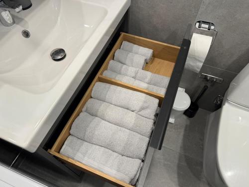 Et badeværelse på Fresh and newly renovated basement apartment