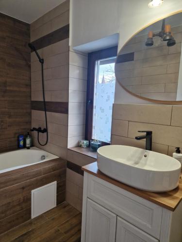 un bagno con vasca, lavandino e vasca da bagno di La Cetate Transilvania a Moşna