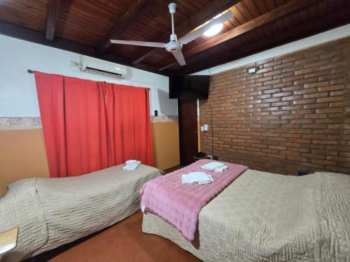 En eller flere senge i et værelse på Hotel & Restaurant Las Brisas