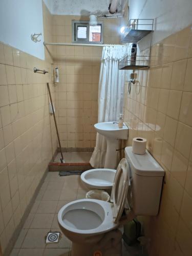 a bathroom with a toilet and a sink at Departamento PB 1 Centro Pileta in Formosa