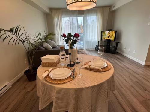 een woonkamer met een tafel met borden en wijnglazen bij Cé La Vie in Québec