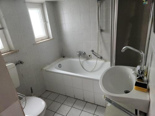 a bathroom with a tub and a toilet and a sink at Unterkunft 20 Feld Str in Schwabach