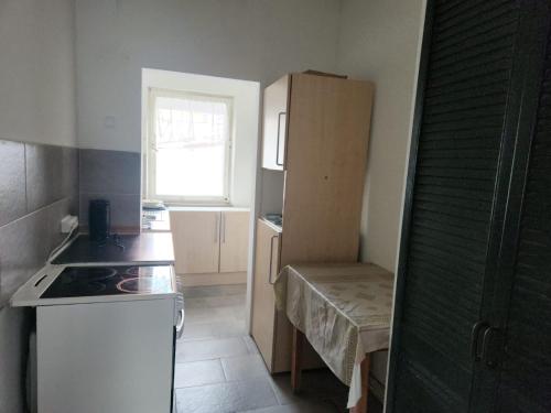 a small kitchen with a stove and a refrigerator at Unterkunft 20 Feld Str in Schwabach