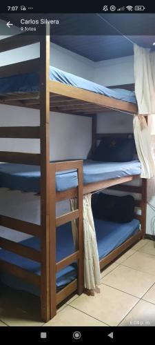 un grupo de literas en una habitación en Espacio chill hostel, en Búzios