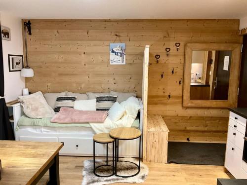 a small room with a bed and a table at Superbe terrasse proximité centre in Morzine