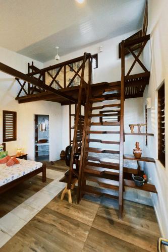 a room with a bunk bed and a staircase at Casa do Prãna in Guajiru