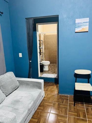 a bedroom with a bed and a bathroom with a toilet at Departamento Flores in Catemaco