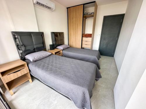 two beds in a small room with sidx sidx sidx sidx at Dulce Experiencia Departamento de 2 dormitorios in Santa Cruz de la Sierra