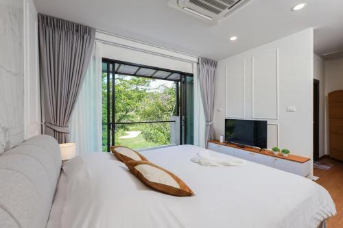 En eller flere senge i et værelse på 3BR Pool Villa with Jacuzzi near Patong - 8 Guests