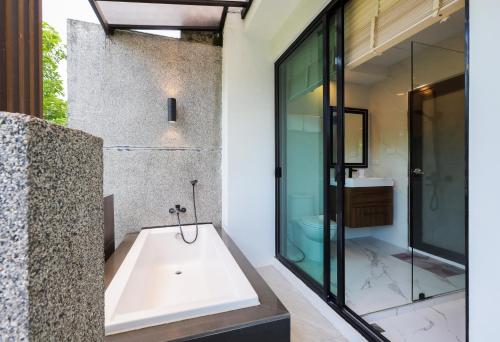 Et badeværelse på 3BR Pool Villa with Jacuzzi near Patong - 8 Guests