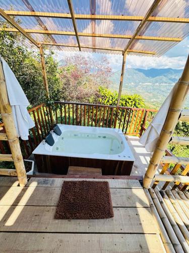 una vasca idromassaggio su una terrazza con pergolato di Titiribi-Antioquia- Cabaña el sol a Titiribí