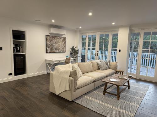 een woonkamer met een bank en een tafel bij Dawson's Retreat in Blewitts Springs