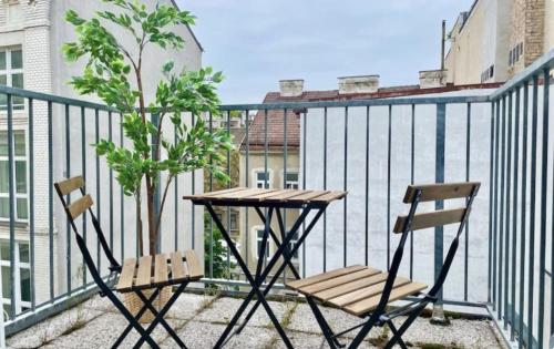 Rooftop Central Apartment with Balcony & Free Parking