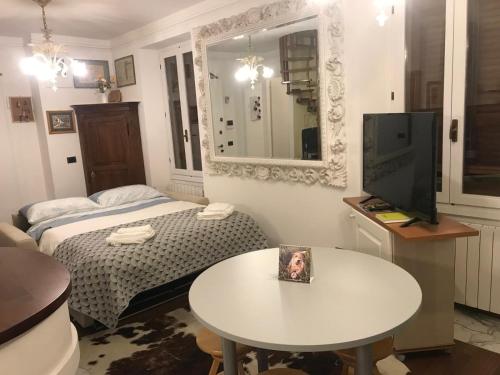 a small room with a bed and a table at Casa Lago Como in Perledo