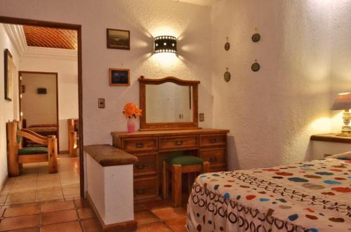 a bedroom with a dresser with a mirror and a bed at Great location 5min from the center,10fromVINEYARD in Tequisquiapan