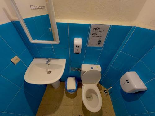 Phòng tắm tại Capsule Hostel Tarbiaat 44