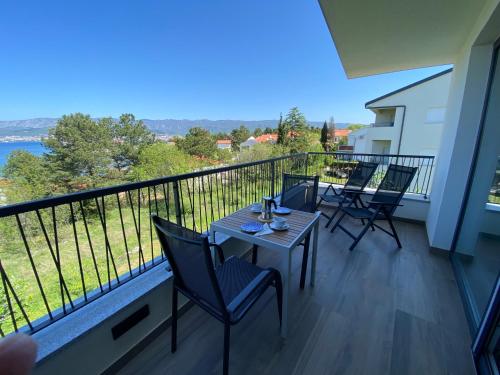 a balcony with a table and chairs and a view at Vila Primorka-Apartmani Lavanda in Šilo