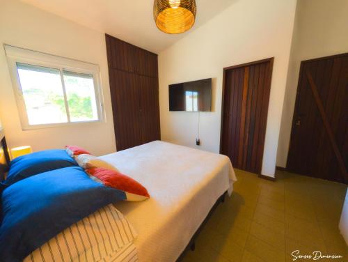Giường trong phòng chung tại Senses Dimension - Ipioca Beach Suites