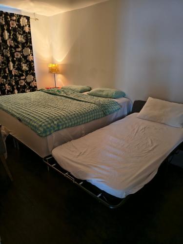 Giường trong phòng chung tại King Bed Ensuite Toilet Central Mississauga