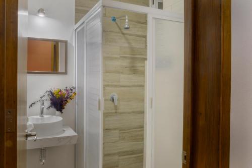 a bathroom with a sink and a shower at Santuario De Luna, Departamento in Cholula