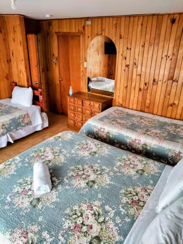 Giường trong phòng chung tại Hostal Punto Austral