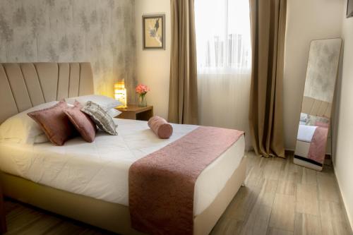 a bedroom with a bed with pillows and a window at Santuario De Luna, Departamento in Cholula