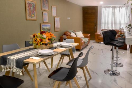 a living room with a table and chairs at Santuario De Luna, Departamento in Cholula