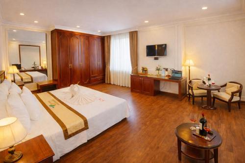 ORANGE Hotel - near Dragon Bridge & the Cathedral, in the Heart of the City, Warm as Home房間的床