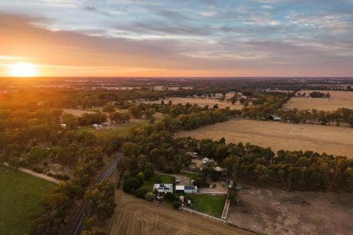 una vista aerea di una casa in un campo di Murray Haven Farm Stay by Tiny Away a Koonoomoo