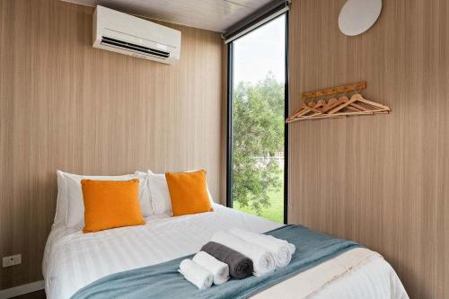 una camera da letto con un letto grande con asciugamani sopra di Murray Haven Farm Stay by Tiny Away a Koonoomoo