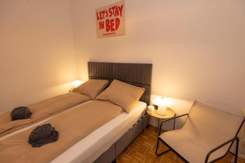 Giường trong phòng chung tại Stylish Old Town Apartment with Infrared Sauna