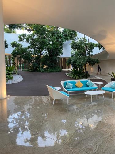 Taman di luar Tambuli Ocean Breeze