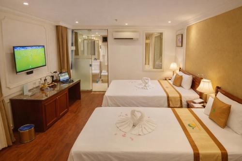 ORANGE Hotel - near Dragon Bridge & the Cathedral, in the Heart of the City, Warm as Home房間的床