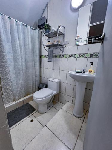 een badkamer met een toilet, een wastafel en een douche bij Solar Vip Arequipa in Arequipa