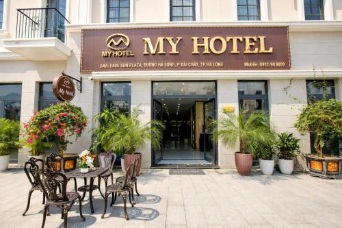 un hotel con tavolo e sedie di fronte a un edificio di My Hotel Hạ Long a Ha Long