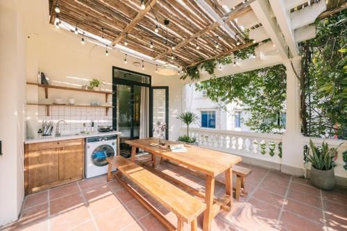 En balkon eller terrasse på Indochine Gloria Home by Silk Path