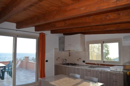 Kuchyň nebo kuchyňský kout v ubytování Terrazza sul golfo degli angeli