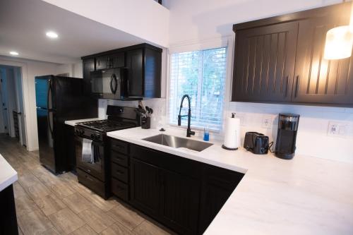 Køkken eller tekøkken på Tiny Blue at Yosemite Gateway